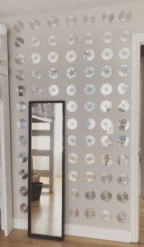 Aesthetic Cds On Wall, Cds Wall Decor, Wall Mirror Ideas Bedroom Diy, Cd Decoration Ideas Wall Decor, Cd On Wall, Cds Room Decor, Mirror Wall Decor Bedroom Diy, Cds On Wall Ideas, Cd Diy Decoration