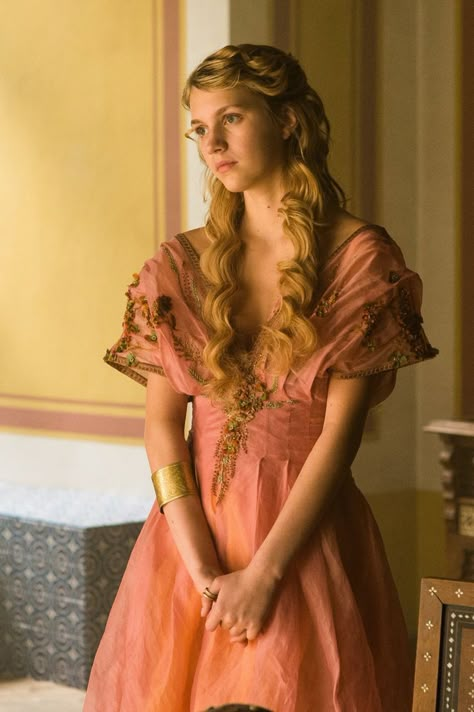 Nell Tiger Free as Myrcella Baratheon in Game Of Thrones (2011) Baratheon Dress, Myrcella Lannister, Nell Tiger Free, Game Of Thrones Dress, Game Of Thrones Outfits, Got Costumes, Game Of Thrones Costumes, Gra O Tron, Fantasy Costumes