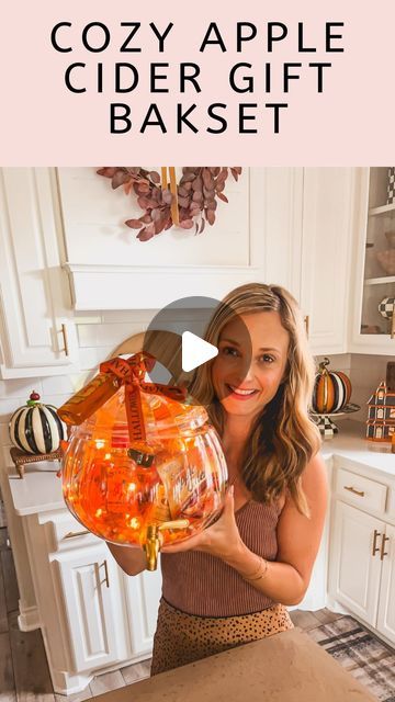 Leanna Laming on Instagram: "Cozy (Spiked) Apple Spice Gift Jar✨🍎🍂  Gift the ultimate fall experience with this cozy apple cider jar! 🍂🎃 Inside you’ll find a pumpkin mug, apple cider, vanilla syrup, Fireball, vodka, and candy, all presented in a charming pumpkin dispenser. We’ve also included a candle and cute napkins to set the perfect autumn mood. It’s an adorable hostess gift to make any gathering warm and unforgettable. Here’s to cozy fall evenings! 🥂🍁  Comment FALL and I’ll send you the exact links to everything you see here! ❤️  #falldecor #fallstyle #cookingvideo #quickrecipes #recipeideas #easymeals #recipevideo #goodmoodfood #easyrecipes #foodie #foodphotography #foodreelsfoodblogger #instafood #betterhomesandgardens #mybhg #mybhghome #bhghowiholiday #bhgholiday  #foodreels Apple Cider Gift Basket, Apple Cider Gift, Booze Bouquet, Spice Gift, Pumpkin Mug, Apple Spice, Gift Jar, Hot Apple Cider, Vanilla Syrup