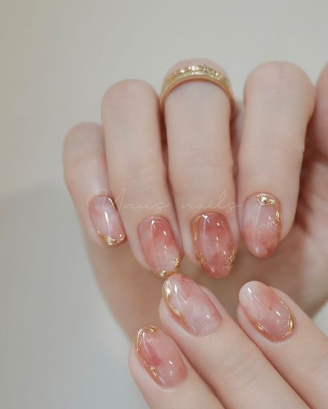 💅 Korean Inspired Nails Short, Gold Edge Nails, White Gold And Pink Nails, Simple Ethereal Nails, Peach Cat Eye Nails, Short Magnetic Nails, Gold Nails For Wedding, Nail Art Eyes Design, Pastel Cat Eye Nails