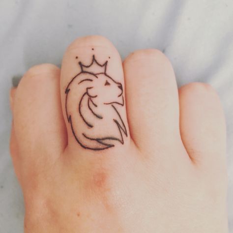 Lioness Finger Tattoo For Women, Petite Lion Tattoo, Lion Cute Tattoo, Leo Crown Tattoo, Lion Tattoo Finger, Leo Finger Tattoo, White Lion Tattoo, Lion Finger Tattoo, Cute Lion Tattoo