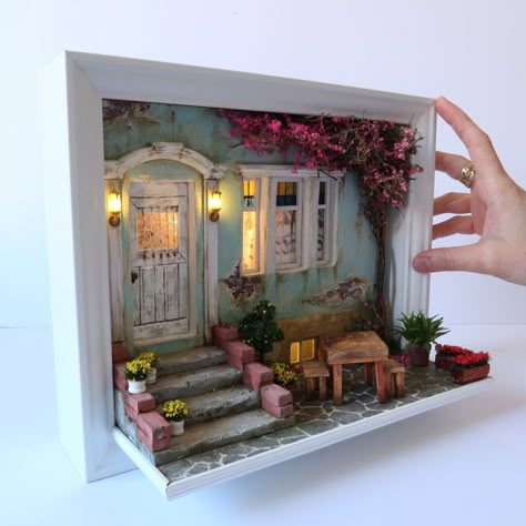 A Facade with a front door, stairs and a small garden with plants with lights on. Room Box Miniatures, Canvas Painting Ideas For Beginners, Fairy House Crafts, Painting Ideas For Beginners, Canvas For Beginners, Doll House Crafts, Shadow Box Art, Miniature Rooms, Miniature Diy