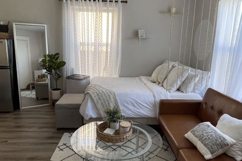 If you're low on square footage, you can still have a super-stylish home office. Scandinavian Studio Apartment, Fancy Desk, Big Bedroom, Tokyo Apartment, Melbourne Apartment, Ny Apartment, Wall Shelf Unit, Big Room, Space Apartments