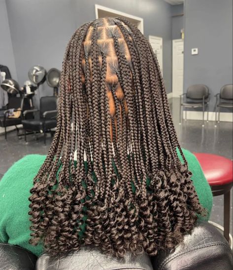 Knot Less Braids With Curls, Short Medium Knotless Braids With Curly Ends, Mid Back Knotless Braids With Curls, Short Notlessbox Braids With Curls, Notlessbox Braids With Curls, Midback Box Braids, Medium Length Braids Black Women, Short Knotless Box Braids With Curls, Medium Length Knotless Braids