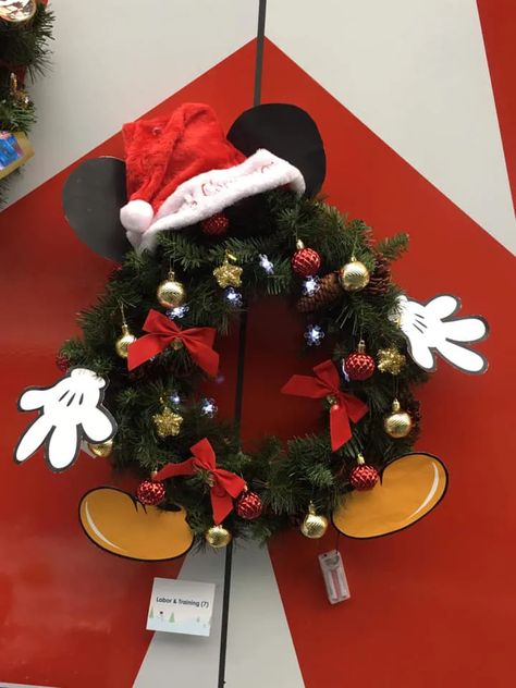 Diy Disney Christmas Decorations Outdoor, Disney Christmas House Decorations, Outdoor Disney Christmas Decor, Disney Christmas Wreath Diy, Disney Wreath Christmas, Disney Xmas Decorations, Disney Christmas Diy Decorations, Minnie And Mickey Christmas Tree, Christmas Decor Ideas Disney