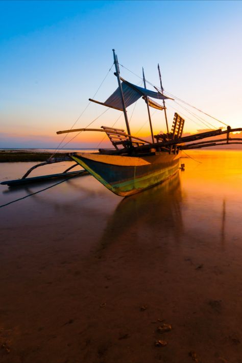 A traditional boat on the beach in Boracay - MCW Travel Advisor Rescue Diver, Boracay Island, Best Scuba Diving, Marine Conservation, Boracay, Koh Tao, Open Water, The Philippines, Marine Life