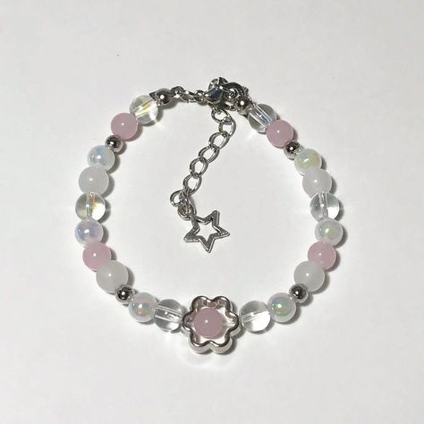 Simple Charm Bracelet, Pretty Bracelets Bead, Diy Bracelets Aesthetic, Aesthetic Bracelets Ideas, Aesthetic Beads Bracelet, Aesthetic Diy Bracelet, Aesthetic Bead Bracelet Ideas, Beads Bracelet Design Aesthetic, Manik Manik Aesthetic