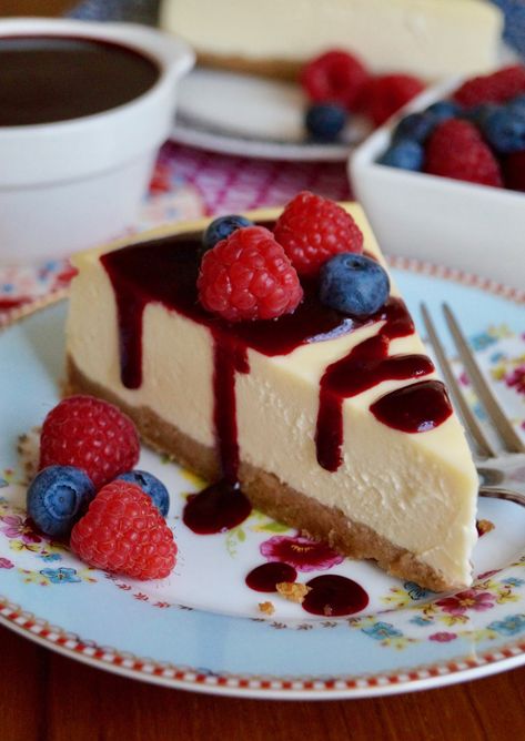 New-York Cheesecake with Mixed Berry Coulis - this is one of the easiest baked cheesecakes you'll make! Coulis Recipe, Cheesecake Pancakes, Berry Coulis, Berry Pancakes, Cheesecake In A Jar, Raspberry Coulis, New York Style Cheesecake, Berry Cheesecake, Buttery Biscuits