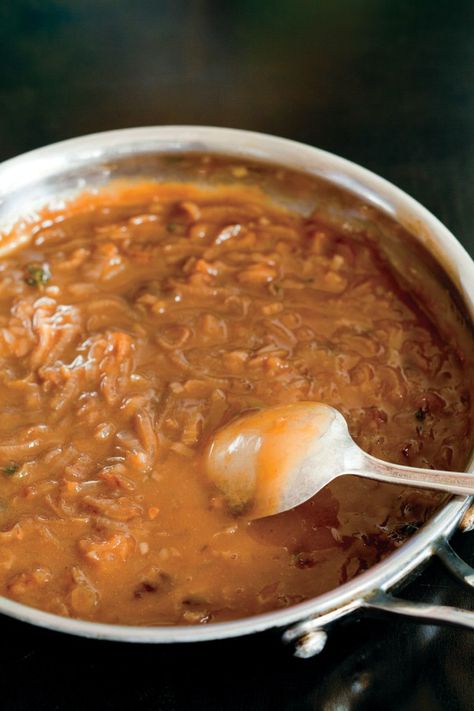 The sweet, subtle flavor of shallots makes them great for flavoring sauces and gravies. Shallot Gravy, Shallot Sauce, Caramelized Shallots, Vegetarian Thanksgiving, Mushroom Gravy, Vegan Sauces, Gravy Recipe, Grilled Asparagus, Vegan Thanksgiving