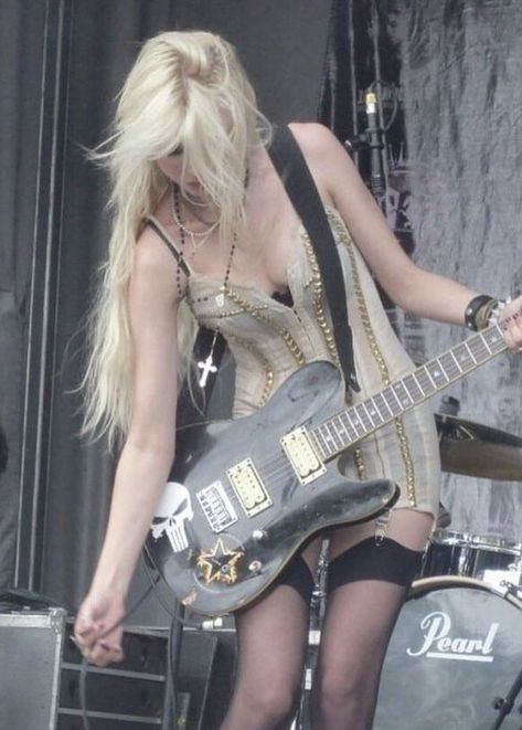 Taylor Momsen Outfits, Jenny Humphrey Style, Taylor Momson, Jenny Taylor, Smudged Eyeliner, Jenny Humphrey, The Pretty Reckless, Super Rich Kids, Taylor Momsen