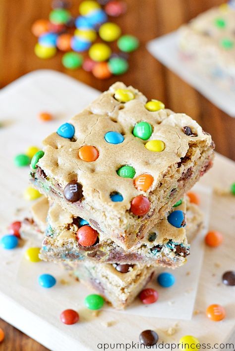 Chewy M&M Blondies. I MUST make these the next time I have a movie night. Cookies And Candy, Chomp Chomp, Blondies Recipe, Cookie Bar, Gateaux Cake, Bar Recipes, Bar Cookies, Cookie Bar Recipes, Candy Bars