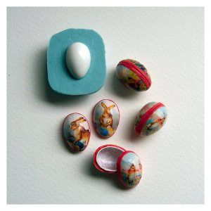 Open House Miniatures - Papier mache easter eggs with mould Papier Mache Eggs, Barbie Products, House Barbie, Dollhouse Holiday, Dollhouse Tutorials, Painted Eggs, Miniature Tutorials, Diy Doll Miniatures, Product Testing