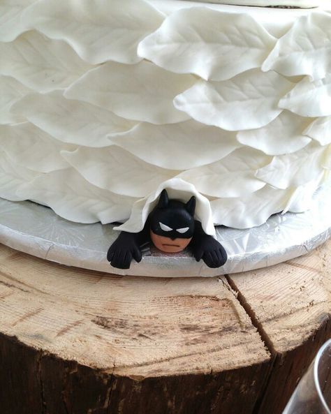 Batman Wedding Theme, Spiderman Wedding, Batman Wedding Cakes, Batman Wedding Rings, Wedding Cake Favors, Comic Book Wedding, Batman Wedding, Heart Wedding Cakes, Batman Theme