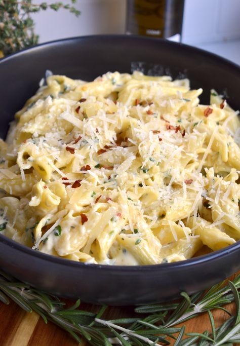 Easy and Creamy Garlic Herb and Parmesan Pasta Inexpensive Dinner Recipes, Creamy Garlic Pasta, Garlic Parmesan Pasta, Cheese Sauce For Pasta, Pasta Meals, Herb Bread, Favorite Dinner, Cheesy Garlic Bread, Pasta Night