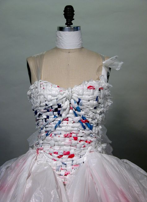 Trashion Ideas, Trash Crafts, Recycled Materials Fashion, Recycled Costumes, Plastic Outfit, Purim Costumes, Trash Fashion, Abc Party, Recycled Outfits