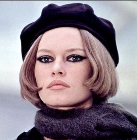 Brigitte Bardot Bob 1960s/1970s vintage with a beret Bonnie Parker, Bridgette Bardot, Bridget Bardot, Street Clothes, French Beret, Serge Gainsbourg, French Girl Style, Lauren Bacall, French Beauty