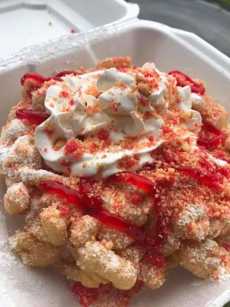 Banana Pudding Funnel Cake, Strawberry Funnel Cake, Fried Desserts, Desserts To Sell, Funnel Cake Recipe, Strawberry Crunch, Funnel Cakes, Summertime Drinks, Junk Food Snacks