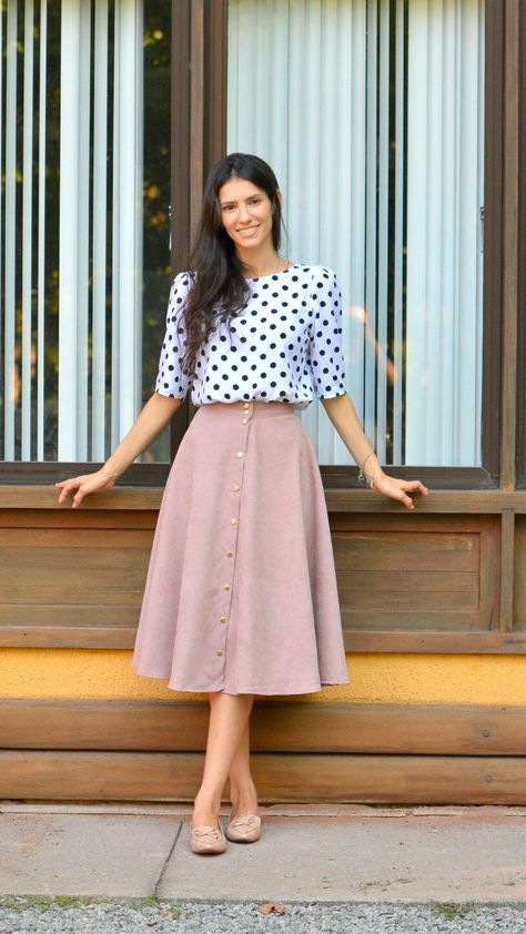 Very Lovely Skirts, Skirtsuits, and Dresses Conservative Tops For Women, Rok Outfit, Modest Summer, Long Skirt Outfits, Chique Outfits, Modern Mom, Skirt Design, Office Outfits, Mom Style