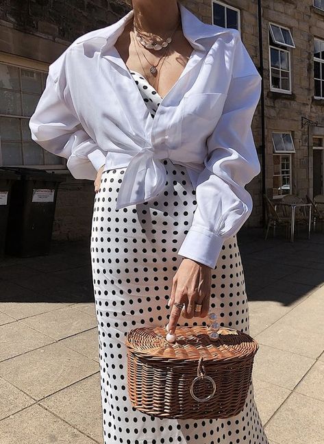 The Free Fashion Trick Everyone Is Doing On Instagram Right Now Knot Shirt Outfit, Knotted Shirt Outfit, Knotted Shirt, Mens Work Shirts, Wife Style, Wearing Color, Printed Midi Skirt, Summer Staples, Menswear Inspired