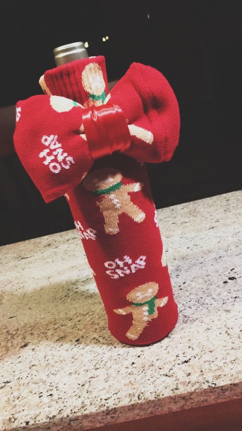 Sock Exchange Ideas, Christmas Sock Exchange, Christmas Diy Snacks, Christmas Socks Exchange, Christmas Socks Gift, Gag Gifts Christmas, Diy Christmas Presents, Christmas Gift Exchange, Christmas Sock