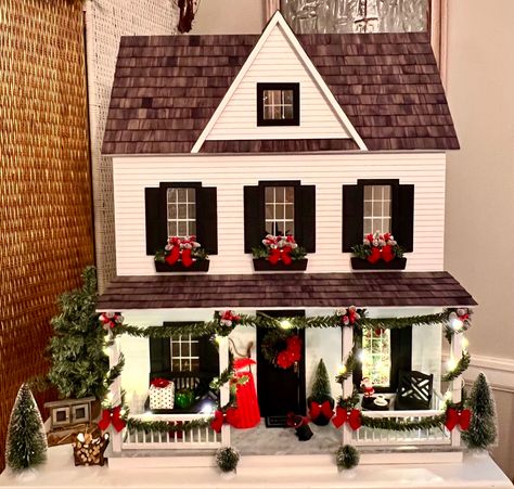 Kardashian Christmas Doll House, Christmas Themed Dollhouse, Christmas House Painting Ideas, Christmas Dollhouse Exterior, Doll House Christmas Decorations Diy, Christmas Dollhouse Ideas, Christmas Dolls House, Christmas House Craft, Christmas Tiny House