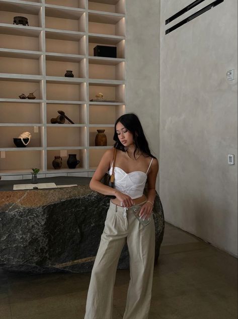 Minimalistic Summer Outfits, White Linen Pants Outfit, Pants Aesthetic, White Tops Outfit, Movie Date Outfits, Pant Outfits, Chloe Fashion, White Linens, Linen Pants Outfit