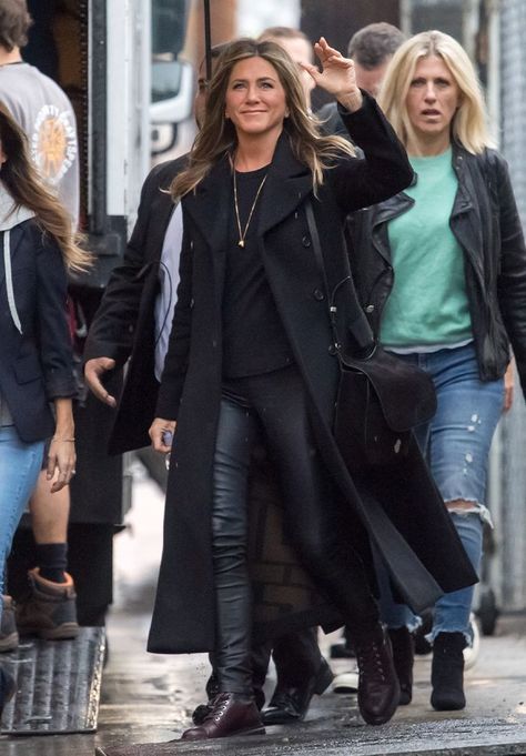 Jennifer Aniston Outfit with Skinny Jean and Moto Boots Mary Jane Outfit Casual, Jane Outfits, Jennifer Anniston Style, Balenciaga Boots, Jennifer Aniston Hot, Jen Aniston, Casual Luxe, Cynthia Rowley Dress, Basic Shoes