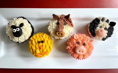 Farm Animal Cakes And Cupcakes, Cupcakes Decoration Farm Animals, Animal Farm Cupcakes, Farm Animal Cupcake Cake, Farm Animal Birthday Cupcakes, Barnyard Animal Cupcakes, Farm Themed Birthday Cupcakes, Cupcakes Farm Animals, Sheep Cupcakes Ideas