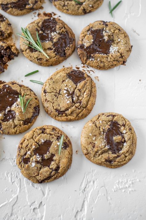 Earl Grey Chocolate Chip Cookies, Rosemary Chocolate Chip Cookies, Rosemary Cookies Recipe, Rosemary Dessert, Lemon Rosemary Cookies, Rosemary Cookies, Heart Biscuits, Rosemary Salt, Beautiful Baking