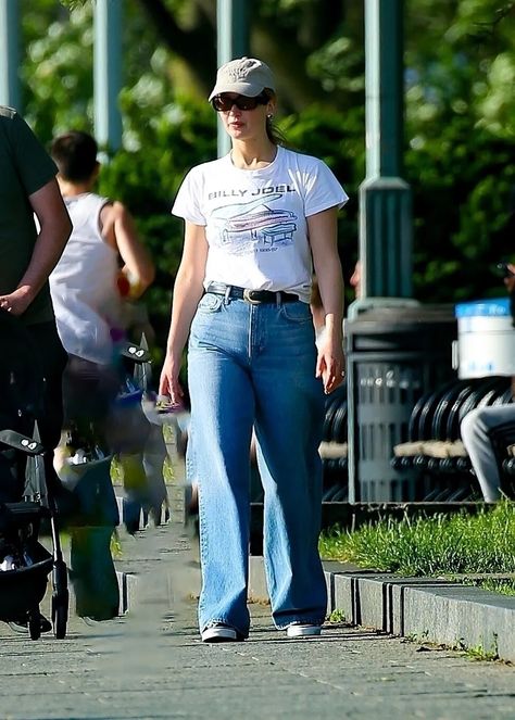 Baggy Jeans Outfits, Jennifer Lawrence Street Style, Katie Holmes Style, Jennifer Lawrence Style, J Law, Midsize Outfits, Celebrities Fashion, Runway Outfits, Just Style