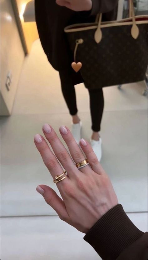 Cartier Nail Ring, Cartier Gold Ring, Classy Short Nails, Cartier Love Band, Cartier Love Ring, Love Rings, Luxe Jewelry, Jewelry Accessories Ideas, Dope Jewelry