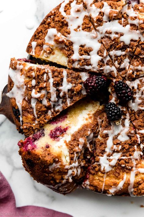 Blackberry Cream Cheese Crumb Cake - Sally's Baking Addiction Cream Cheese Crumb Cake, Impressive Breakfast, Blackberry Cream Cheese, Crumb Coffee Cakes, Breakfast Coffee Cake, Crumb Cake Recipe, Hot Cross Bun, Blackberry Recipes, Sally's Baking