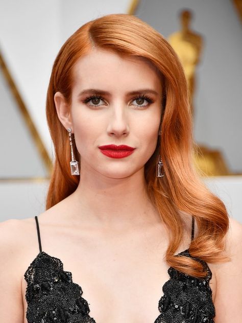 Earlier this month we told you that Emma Roberts hair transformed into a fiery red color, and now, just in time for the Oscars 2017, the actress debuted an even deeper cayenne red shade. Emma Roberts Hair, Oscar Hairstyles, Red Carpet Makeup, Shades Of Red Hair, Red Carpet Beauty, Celebrity Makeup Looks, Strawberry Blonde Hair, Long Red Hair, Jessica Biel