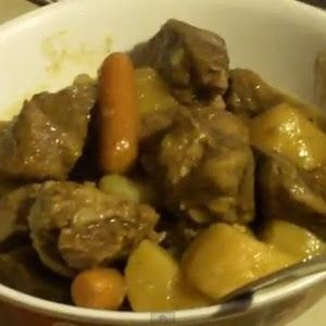 hawaiian-beef-curry-stew http://www.keyingredient.com/recipes/18301879/hawaiian-beef-curry-stew-good/ Beef Curry Stew Recipe, Honey Balls Recipe, Hawaiian Beef, Classic Beef Stew Recipe, Chamorro Recipes, Beef Curry Recipe, Classic Beef Stew, Hawaiian Recipes, Cheesecake Squares