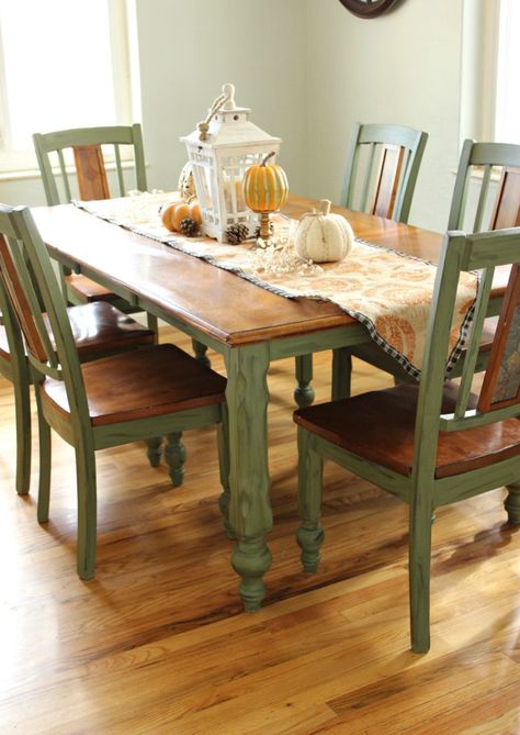 Give your kitchen table a refresh with chalk paint! You'll be amazed what a difference some color makes! Chalk Paint Kitchen Table, Shabby Chic Kitchen Table, Diy Esstisch, Chalk Paint Kitchen, Painted Kitchen Tables, Table Redo, Dining Table Makeover, Diy Kitchen Table, Chic Dresser