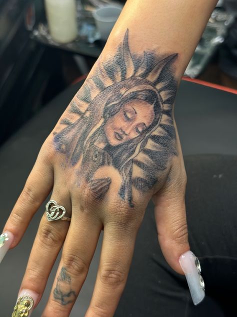 San Judas Hand Tattoo, Hand Tattoos For Women Meaningful, Virgen Mary Tattoo For Women, Mary Hand Tattoo, Virgin Mary Hand Tattoo, Face Hand Tattoo, Hispanic Tattoos For Women, Thug Tattoos For Women, Chola Tattoo Ideas