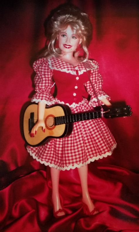 Heartsongs Dolly Parton doll from the Private Dolly Parton Memorabilia Collection of Jonathan Guffey. Dolly Patron, Poetry Ghalib, Dolly Parton Pictures, 1 Clipart, Country Music Artists, Country Music Stars, Hello Dolly, Barbie Collector, Dolly Parton