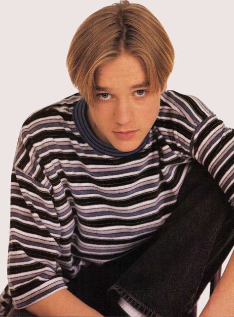 Devon Sawa in the 25 Most Important Middle Parts In History.... Can't... too... funny! Middle Part Men, Haircut Middle Part, Eboy Hair, Curtain Haircut, Devon Sawa, Teen Magazine, Cool Baby, Karl Urban, Joe Manganiello