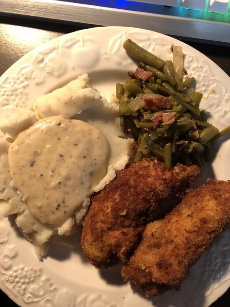 [Homemade] Fried Chicken with Mashed Potatoes and gravy and Green beans with chopped Bacon #food #foods Fried Chicken And Mashed Potatoes, Chicken With Mashed Potatoes, Mashed Potatoes And Gravy, Dream Restaurant, Potatoes And Gravy, Bacon Food, Homemade Fried Chicken, Chicken Mashed Potatoes, Food Pic