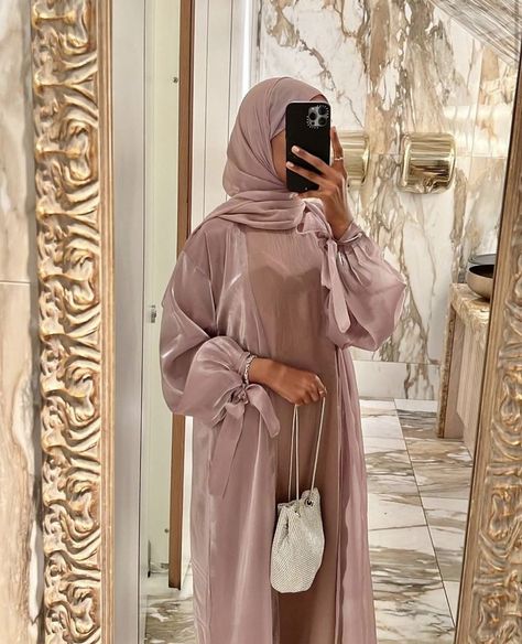 Abaya Business, Classy Abaya, Abaya Luxury, Hijabi Casual Outfits, Modest Luxury, Abaya Ideas, Luxury Abaya, Kaftan Fashion, Astronomy Photography