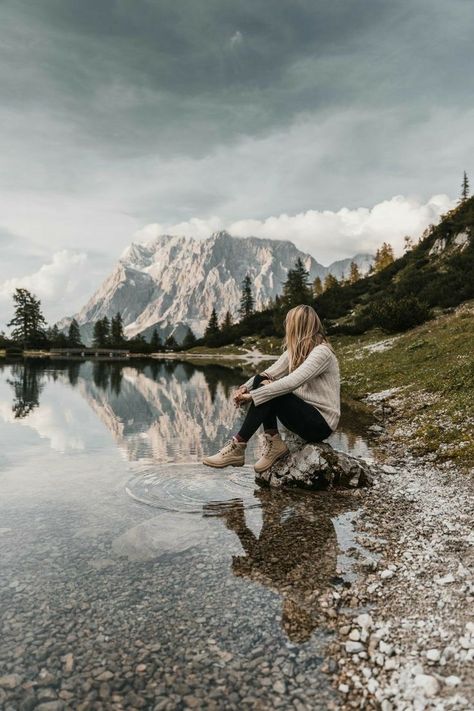 Mountain Poses Photo Ideas, Ticket To Anywhere, Hiking Poses, Mountain Photo Ideas, Mountain Photoshoot, Outdoorsy Girl, Alaska Photos, Yoga Ashtanga, Hiking Photos