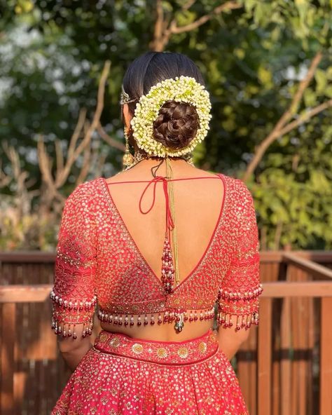 25 Different And Unique Bridal Blouse Back Designs For Brides To Pick For Their Wedding Lengha Blouse Designs, Lace Blouse Design, Blouse Designs Pattern, Model Blouse Designs, Fashionable Saree, Latest Blouse Designs Pattern, Traditional Blouse Designs, Model Blouse, New Saree Blouse Designs