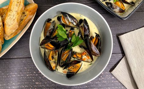 Mussels in Blue Cheese Sauce Mussels In Cream Sauce, Mussels In Creamy White Wine Sauce, White Wine Mussels Recipes, Mussels In White Wine Sauce, Wagyu Meat, French Mussels In White Wine, Bbq Seafood, Whole Ham, Blue Cheese Sauce