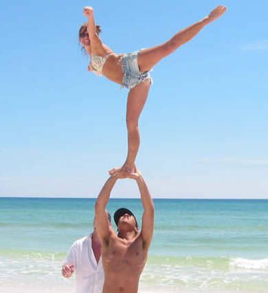 beach stunting <3 Cheerleading Tricks, Gymnastic Tricks, Cheer Disney, Partner Stunts, Devils Club, Beach Gymnastics, Gabi Butler, Cool Stunts, Motivation Quotes For Life