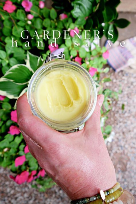 Cracked Hands Remedy, Diy Medicine Cabinet, Diy Hand Cream, Healing Salve Recipe, Natural Hand Cream, Diy Medicine, Organic Bedroom, Homemade Body Butter, Salve Recipes