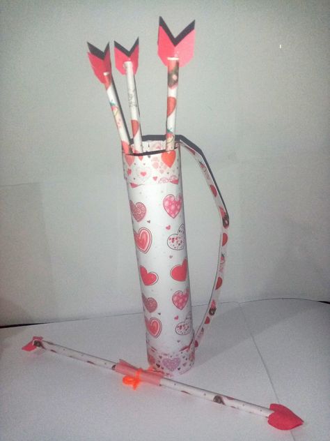 Let me share to you another unique way of sending messages to your lovies with Cupids arrows. I learned this cute craft way back in high school. Heres how to do it. Man Bouquet, Arrow Quiver, Valentine Bouquet, Cute Craft, Cupids Arrow, Paper Glue, Fantasias Halloween, Valentines Party, Paper Straws