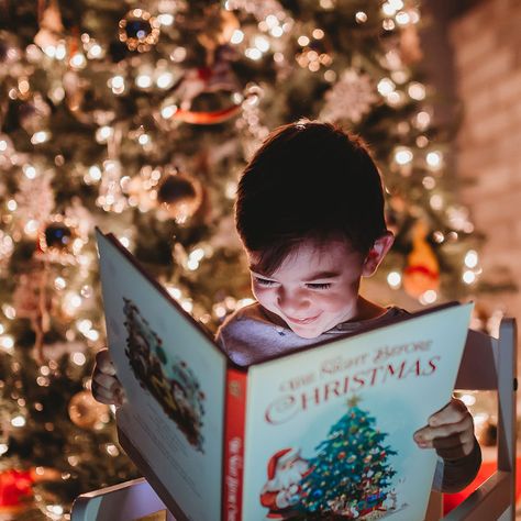 18 Creative Photos Using Twinkle Lights | Click Love Grow Christmas Photoshoot Props, Christmas Pajama Pictures, Sibling Christmas Pictures, Christmas Family Photoshoot, Baby Christmas Photos, Holiday Portraits, Christmas Photo Props, Christmas Props, Christmas Mini Sessions