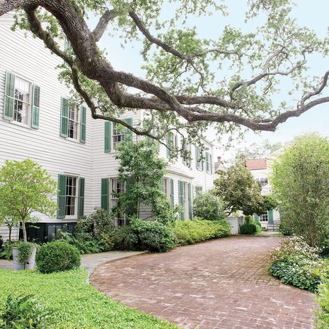 The Motor Court Julia Reed, New Orleans Mansion, New Orleans House, Ashlar Pattern, Motor Court, Bluestone Pavers, Coastal Landscaping, Creole Cottage, Antique Brick