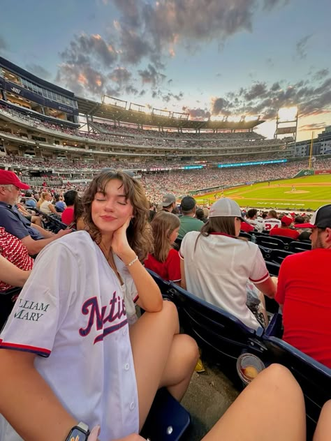 Cute Baseball Game Pictures, Baseball Game Insta Pics, Baseball Game Instagram Story, Baseball Stadium Pictures Photo Ideas, Baseball Game Poses, Baseball Instagram Pictures, Baseball Instagram Story, Baseball Outfit Aesthetic, Baseball Game Photo Ideas