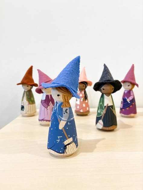 Peg Doll Accessories, Dolly Pegs Ideas, Peg Doll Designs, Wood Peg Dolls Diy, Peg Doll Painting, Witch Peg Doll, Peg Dolls Ideas Easy, Peg Doll Fairy, Painted Peg Dolls